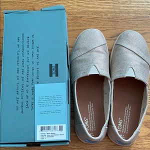 (NWT) TOMS Rose Gold Mettalic Woven Avalon Shoes